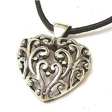 禾场925银海盗系列 心型镂空花复古银吊坠，赠纯皮项链，诠释个性与浪漫