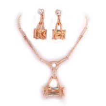 暗夜芳华 新光施华洛世奇水晶「夜来香」套装，点亮颈间与耳畔的璀璨诗篇